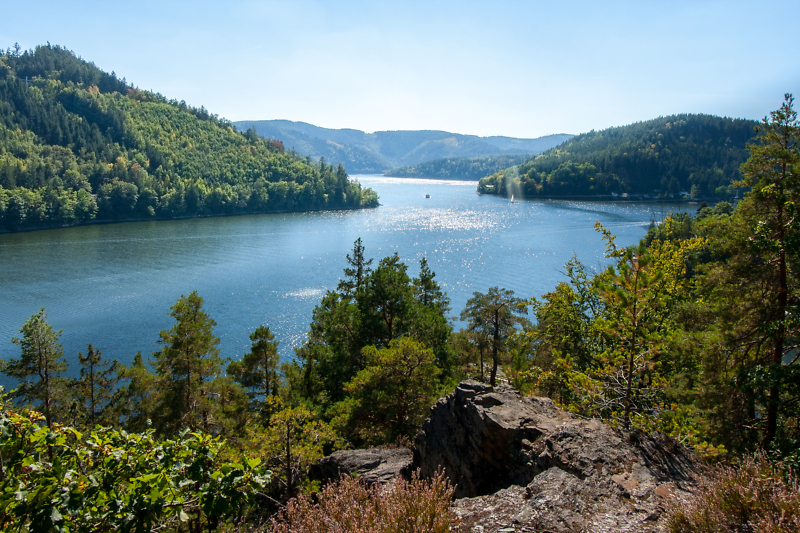 Bewaldete Steilh&auml;nge umrahmen den Hohenwarte Stausees und schaffen eine Landschaft &auml;hnlich der Fjorde in Norwegen.