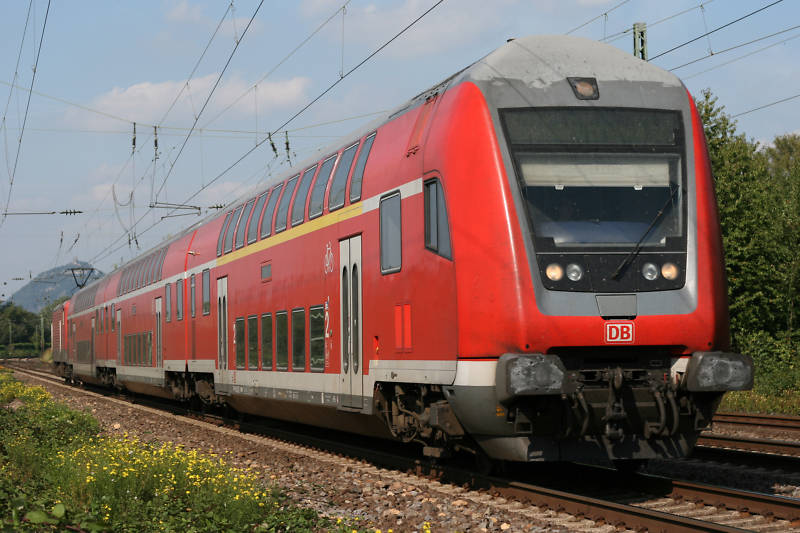 Ein Regionalzug der Deutschen Bahn f&auml;hrt an.