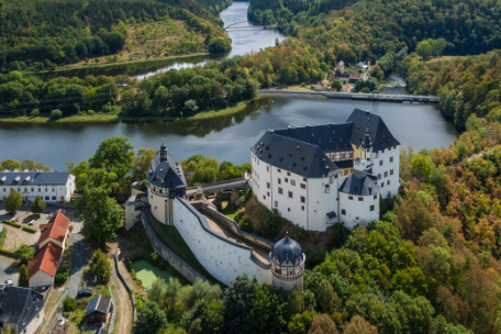 Luftbild von Schloss Burgk und der Saale am Hohenwarte Stausee