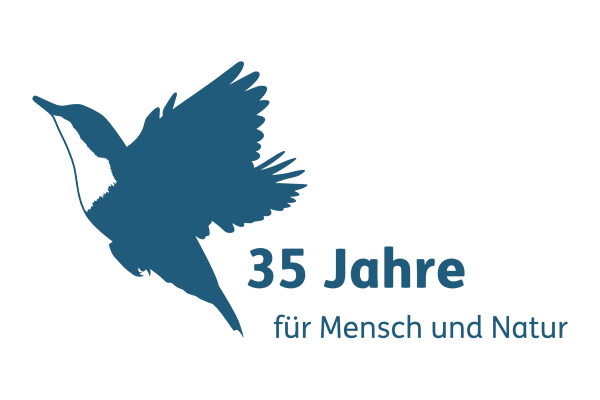 Abbildung einer Wasseramsel im Flug. Daneben steht: 35 Jahre Naturpark. f&uuml;r Mensch und Natur.
